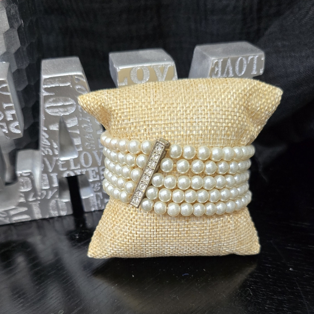 Luxurious White Pearl Bracelet with Silver Details